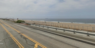 Car goes off road in crash near L.A. beach, killing a pedestrian